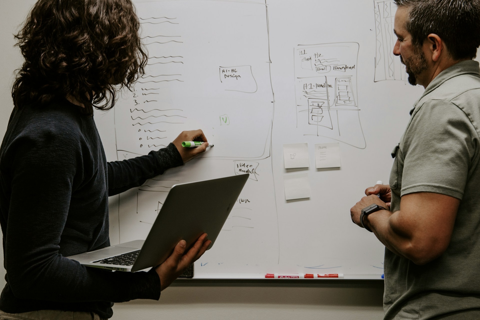 Persona sosteniendo un foco que representa ideas e innovación